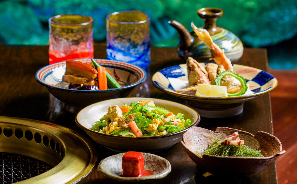 落ち着いた沖縄料理の食卓